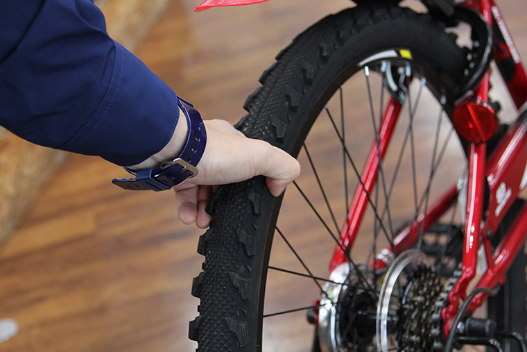 自転車のタイヤをきちんと入れる