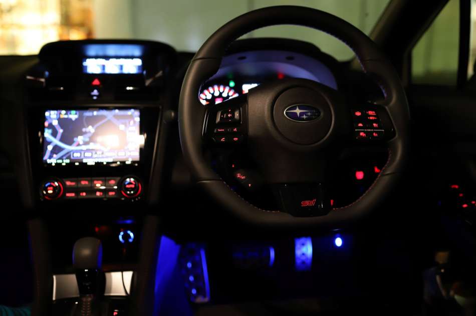 本革巻きステアリングホイール。