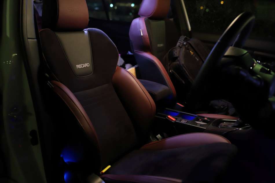 ボルドーのアクセントがラクジュアリーなRECAROフロントシート。