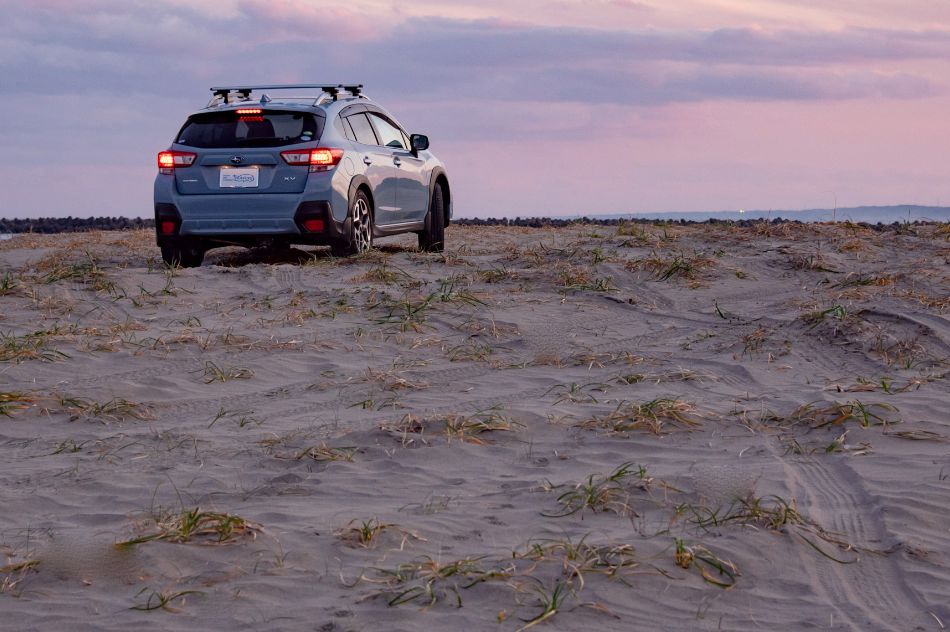 街乗りではあまり使わないX-MODE をオンにします。タイヤの空転を防いでトラクションが確保されるため、轍のない場所も安定して走破できました。