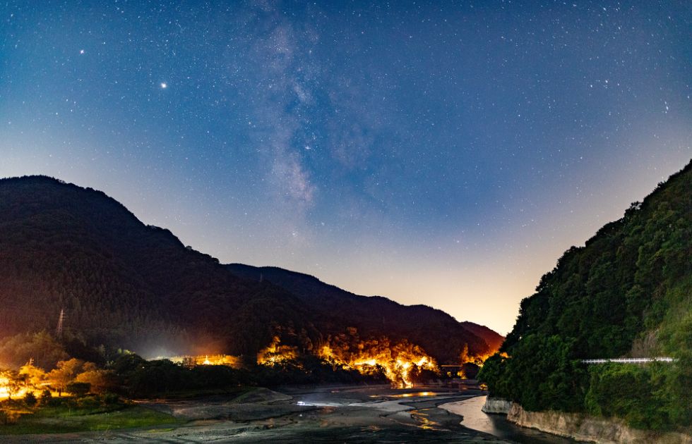 南の空から昇る天の川