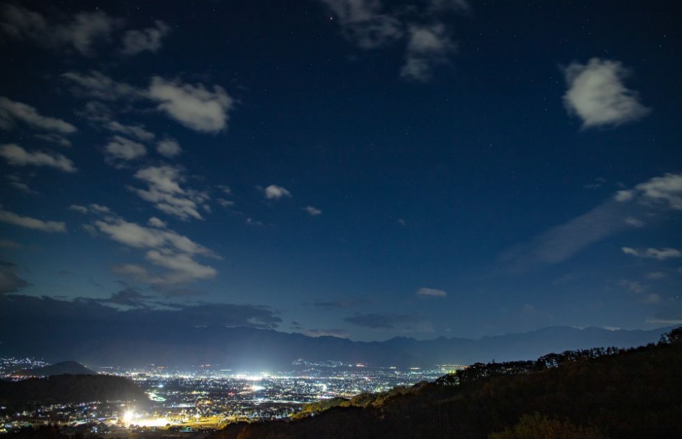夜の帳(とばり)が降りて、街明かりと星空が現れました