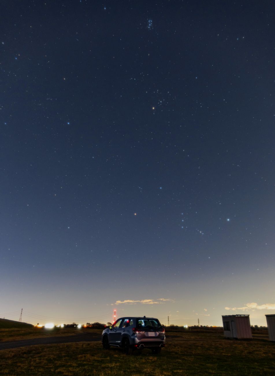 フォレスターと冬の星々。頭上には、すばるが。