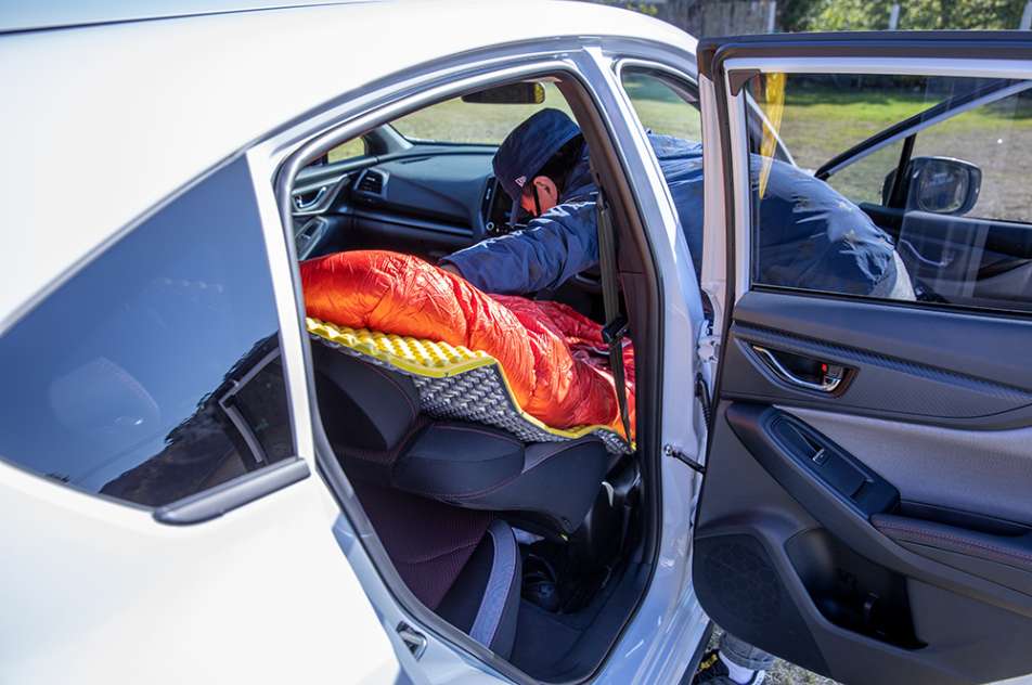 シートとシュラフの間にマットを敷く