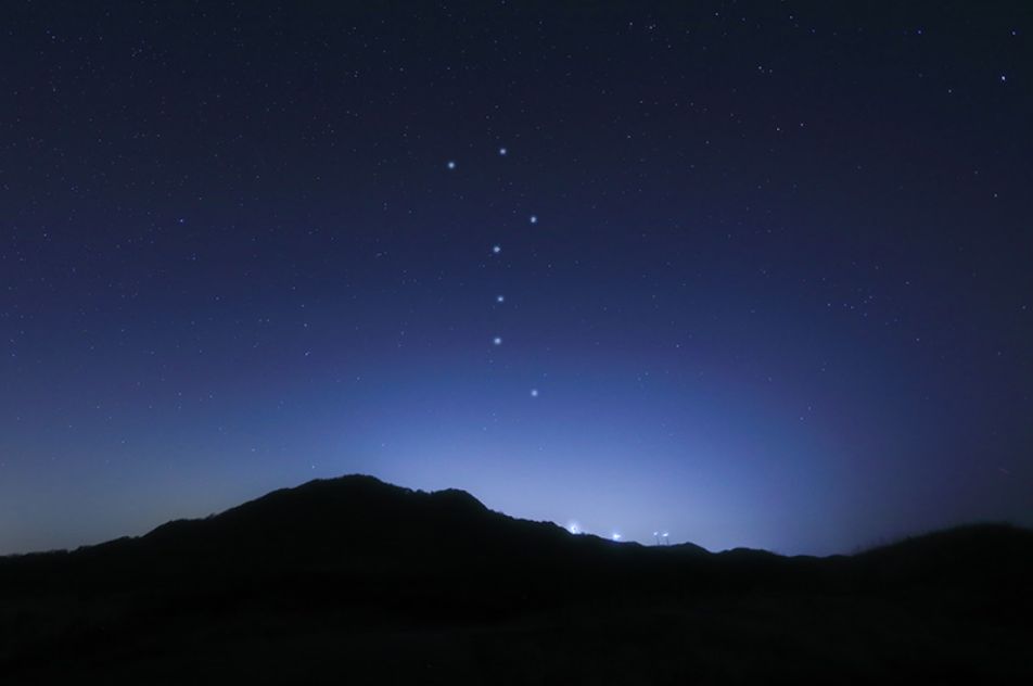 日が沈むと南西の空にはオリオン座やおおいぬ座といった冬の星空が現れます
