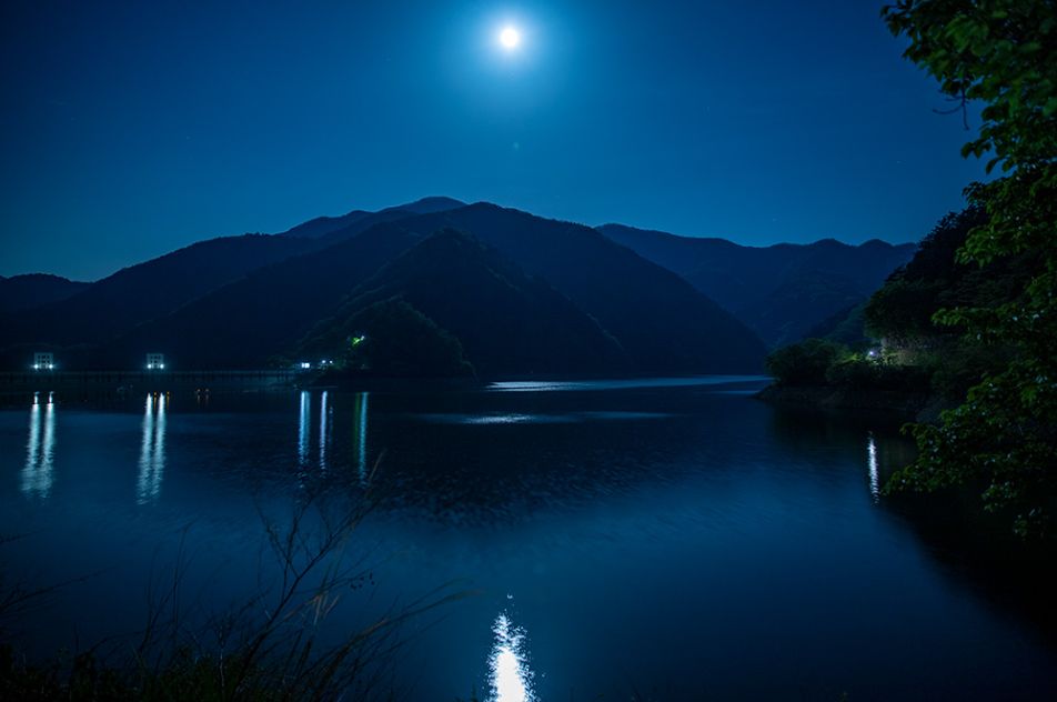 ムーンロードを映す奥多摩湖