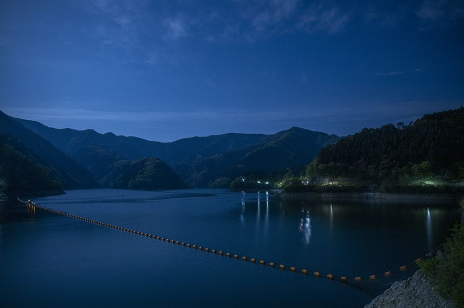 月明かりが暗い山間を明るくする