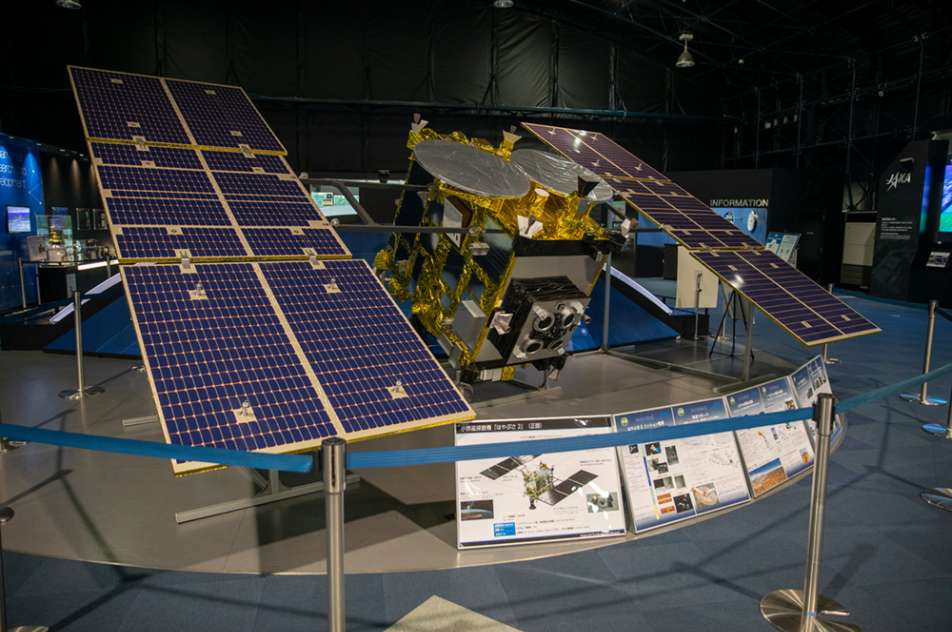 「はやぶさ2」の実物大モデル