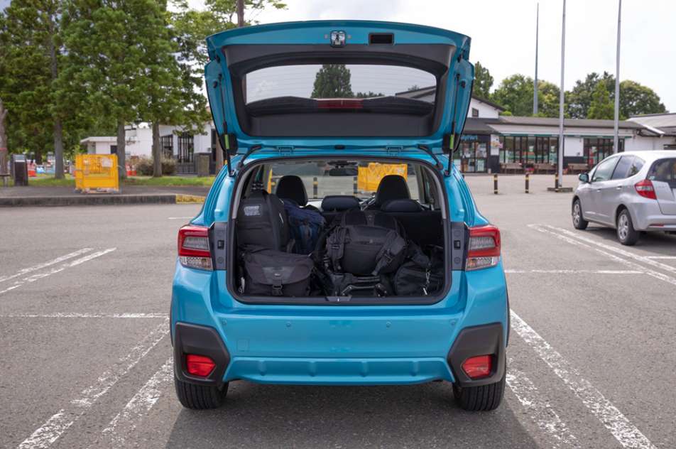 荷室は3人分の荷物とカメラ機材を積んでも視界が余裕。