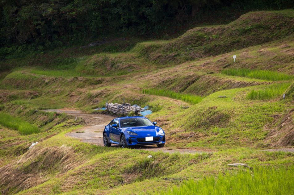 棚田とBRZ