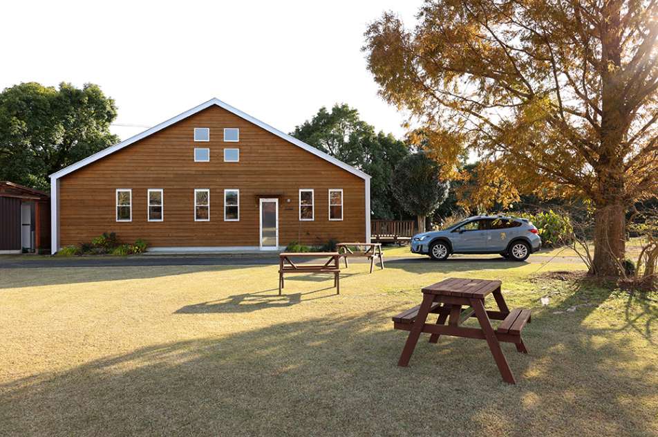 美しく刈り込まれた芝生の広場