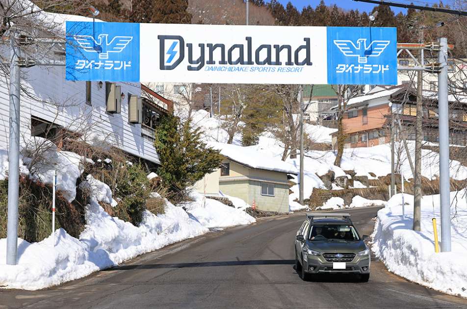 インターを降りると雪景色