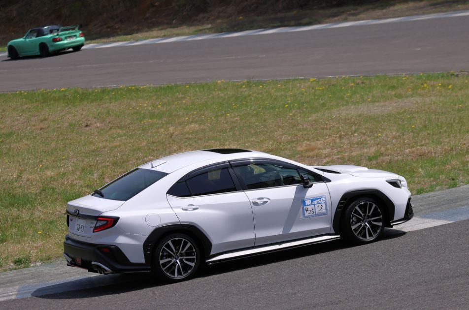 サーキットを走ってみて改めて思うのは、エアロパーツの効き