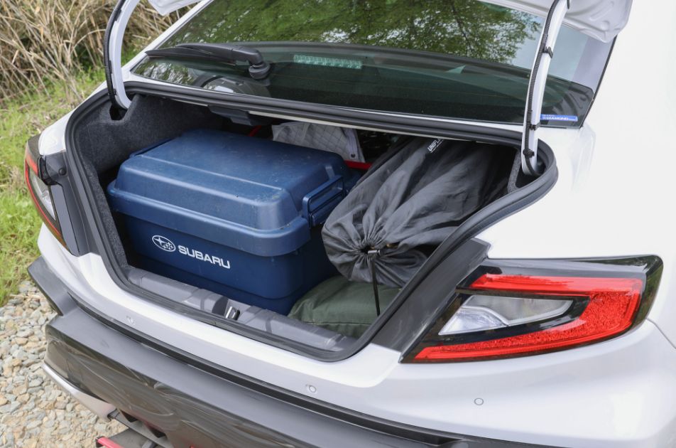 スポーツカーなのにセダンの実用性