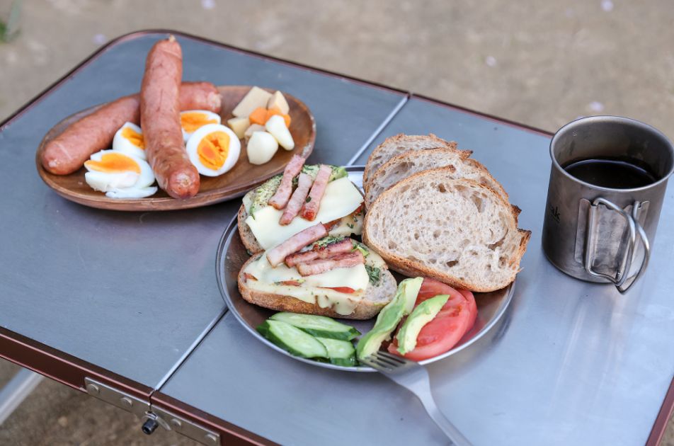 ライ麦パンのソーセージサンド