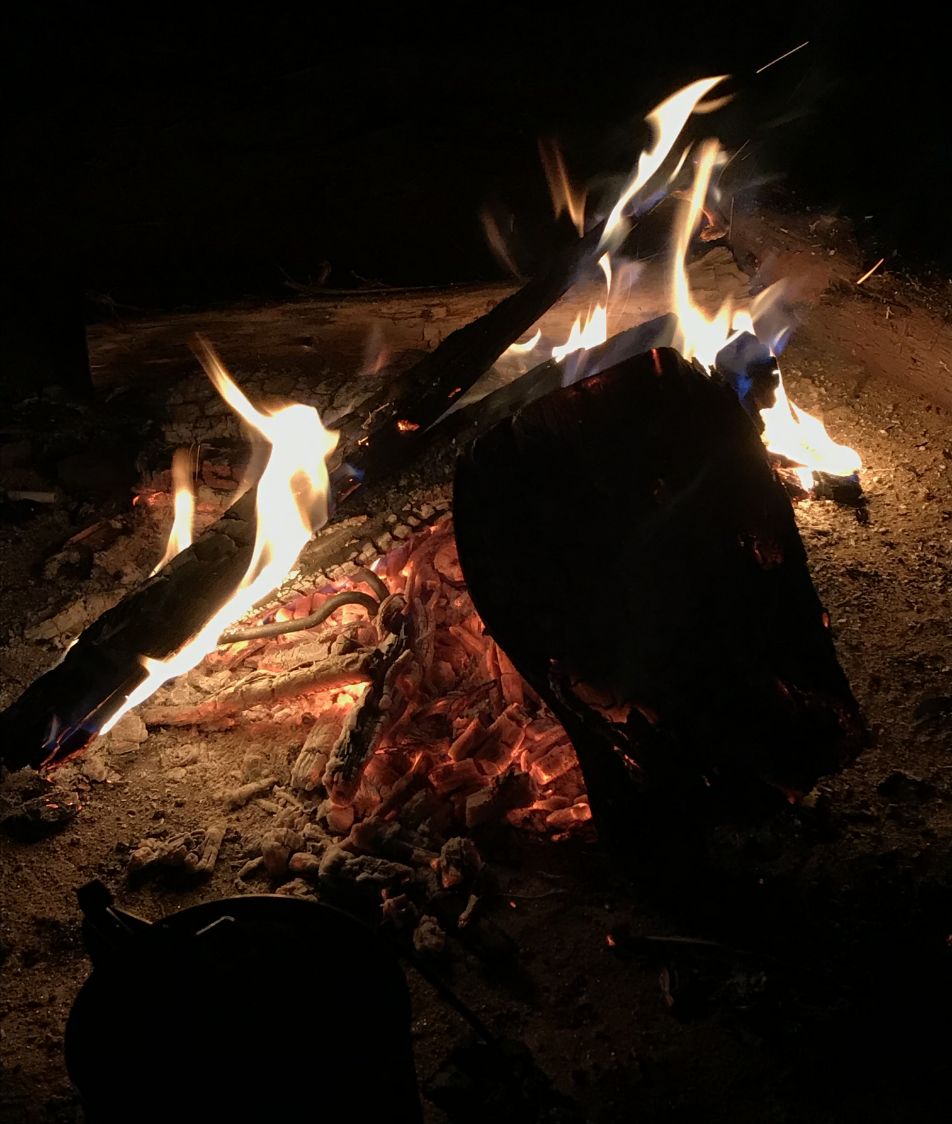 焚き火を囲んで