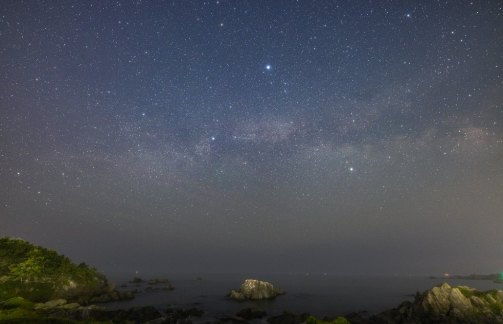 天の川が東の水平線から上がり始めました
