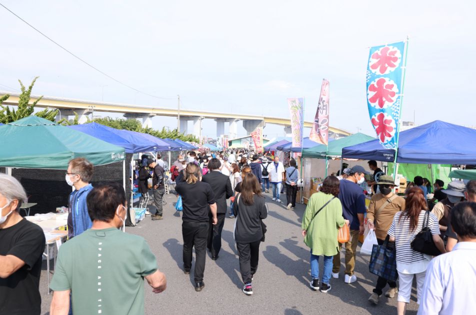 鼻岸壁朝市（たてはながんぺきあさいち）