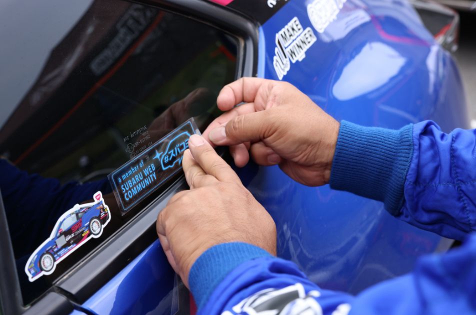 スバコミのステッカー