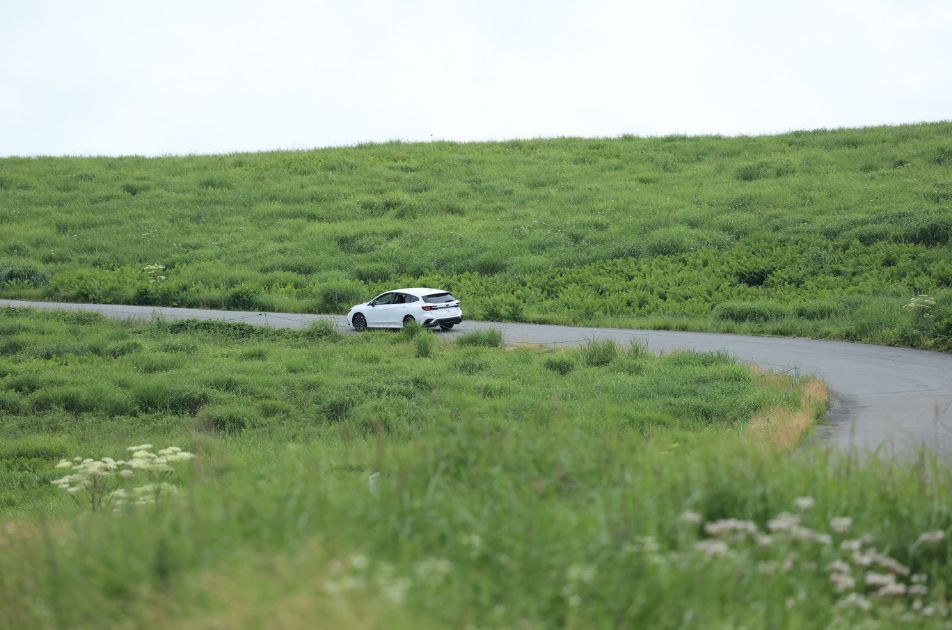 霧ヶ峰を走るLEVORG STI Sport R