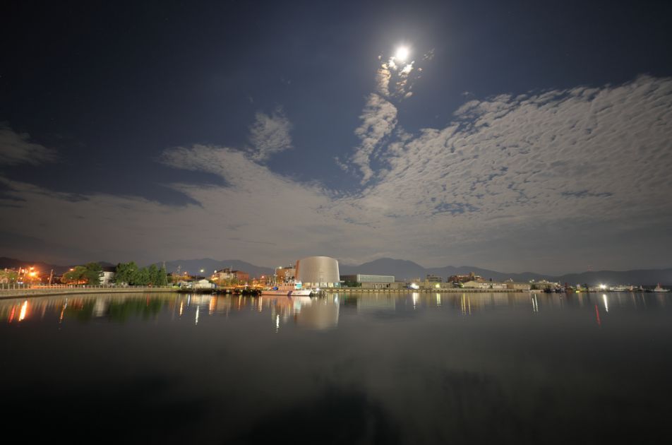 雲の切れ間から満月が