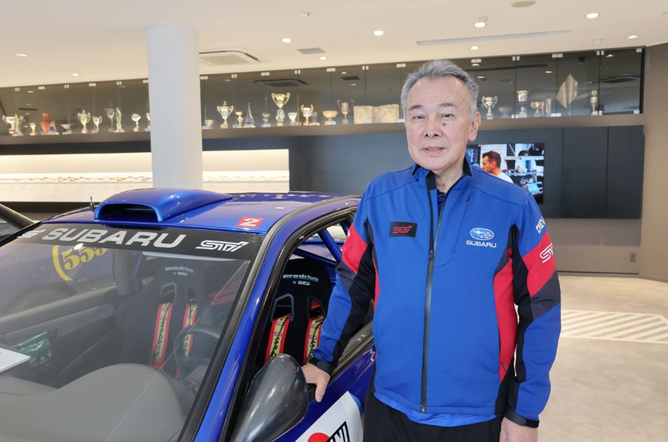 雲の切れ間から満月が