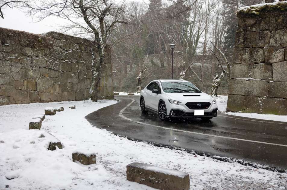 鶴ヶ城の北出丸を走るS4