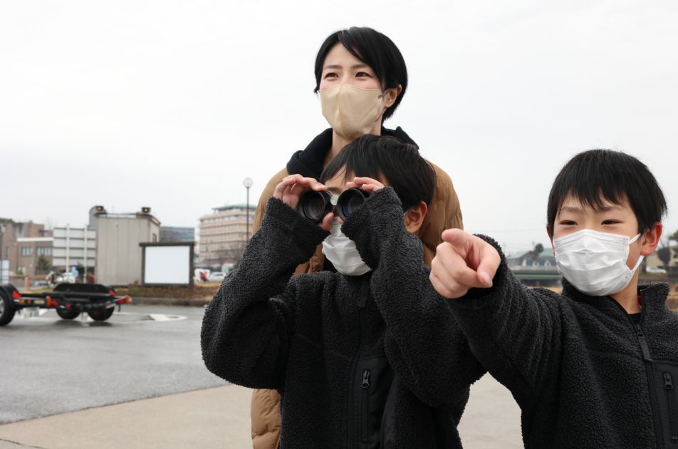 双眼鏡を使ってTさん親子と琵琶湖の景色を堪能