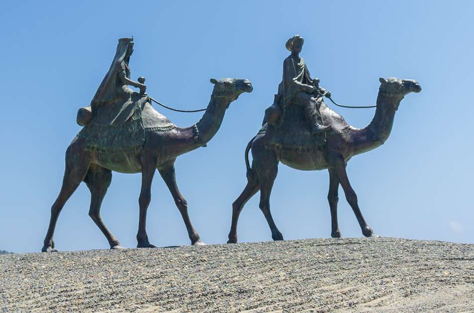 ラクダに乗った王子と姫の銅像