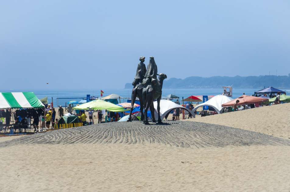 ラクダに乗った王子と姫の銅像