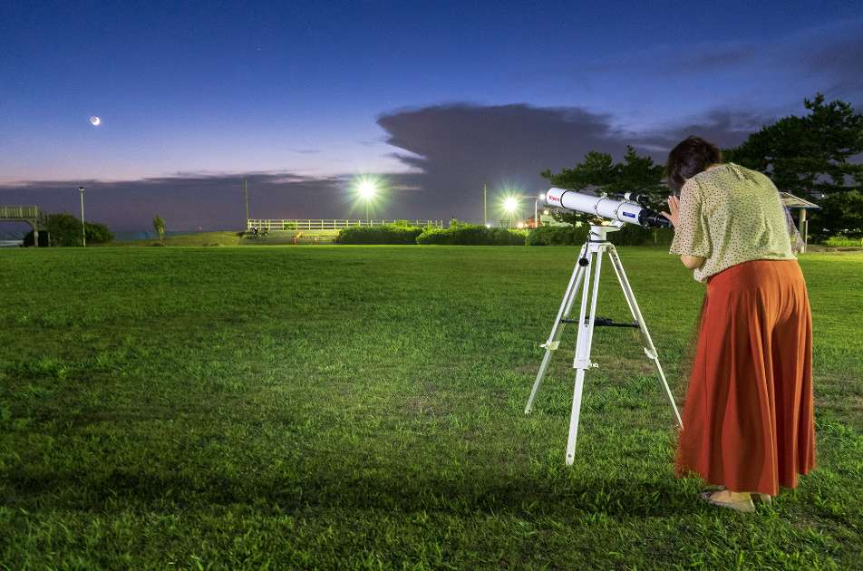 望遠鏡で月を