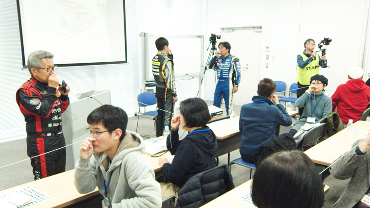 運転時に使う毛様体筋の鍛え方を学ぶ参加者たち
