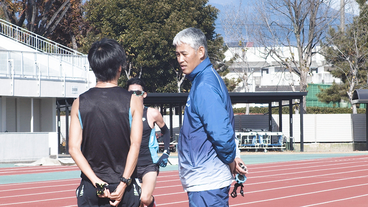 ＳＵＢＡＲＵ陸上部の選手にアドバイスをする奥谷亘監督