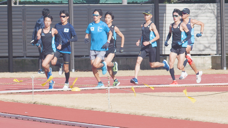 トラックを走るＳＵＢＡＲＵ陸上部の選手たち